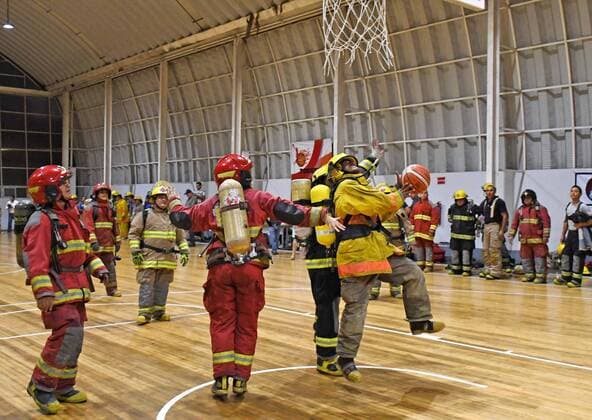 Basketball mit Feuerwehr-Ausrüstung in Veracruz, Mexiko August 22, 2019: EUM20190822SOC02.JPG .VERACRUZ, Ver. FirefighterBomberos-Basquetbol.- 22 de agosto de 2019. Con el traje y equipo bien puesto, Bomberos de Veracruz se enfrentaron a sus iguales de Boca del Rio, en el auditorio Benito Juarez. Es el segundo ano que se realiza este encuentro de basquetbol, donde los deportistas juegan con los 25 kilos que pesa el equipo contra incendios. Foto: Agencia EL UNIVERSALEELG Latin News: August 22, 2019 Copyright: xElxUniversalx