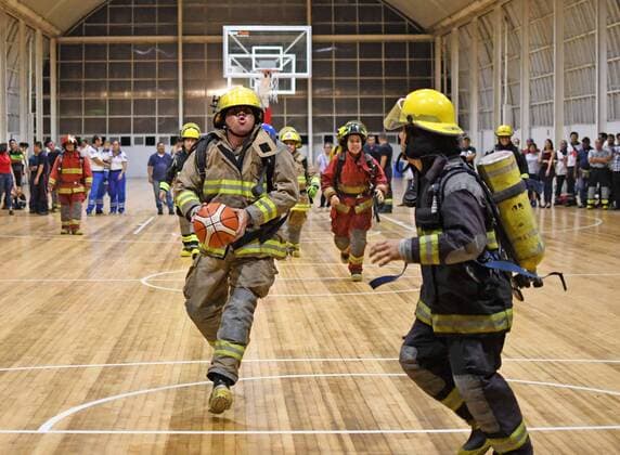 Basketball mit Feuerwehr-Ausrüstung in Veracruz, Mexiko August 22, 2019: EUM20190822SOC01.JPG .VERACRUZ, Ver. FirefighterBomberos-Basquetbol.- 22 de agosto de 2019. Con el traje y equipo bien puesto, Bomberos de Veracruz se enfrentaron a sus iguales de Boca del Rio, en el auditorio Benito Juarez. Es el segundo ano que se realiza este encuentro de basquetbol, donde los deportistas juegan con los 25 kilos que pesa el equipo contra incendios. Foto: Agencia EL UNIVERSALEELG Latin News: August 22, 2019 Copyright: xElxUniversalx