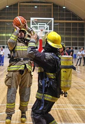 Basketball mit Feuerwehr-Ausrüstung in Veracruz, Mexiko August 22, 2019: EUM20190822SOC06.JPG .VERACRUZ, Ver. FirefighterBomberos-Basquetbol.- 22 de agosto de 2019. Con el traje y equipo bien puesto, Bomberos de Veracruz se enfrentaron a sus iguales de Boca del Rio, en el auditorio Benito Juarez. Es el segundo ano que se realiza este encuentro de basquetbol, donde los deportistas juegan con los 25 kilos que pesa el equipo contra incendios. Foto: Agencia EL UNIVERSALEELG Latin News: August 22, 2019 Copyright: xElxUniversalx