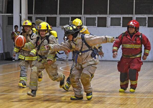 Basketball mit Feuerwehr-Ausrüstung in Veracruz, Mexiko August 22, 2019: EUM20190822SOC03.JPG .VERACRUZ, Ver. FirefighterBomberos-Basquetbol.- 22 de agosto de 2019. Con el traje y equipo bien puesto, Bomberos de Veracruz se enfrentaron a sus iguales de Boca del Rio, en el auditorio Benito Juarez. Es el segundo ano que se realiza este encuentro de basquetbol, donde los deportistas juegan con los 25 kilos que pesa el equipo contra incendios. Foto: Agencia EL UNIVERSALEELG Latin News: August 22, 2019 Copyright: xElxUniversalx