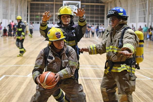 Bilder des Jahres 2019, Sport 08 August Basketball mit Feuerwehr-Ausrüstung in Veracruz, Mexiko August 22, 2019: EUM20190822SOC05.JPG .VERACRUZ, Ver. FirefighterBomberos-Basquetbol.- 22 de agosto de 2019. Con el traje y equipo bien puesto, Bomberos de Veracruz se enfrentaron a sus iguales de Boca del Rio, en el auditorio Benito Juarez. Es el segundo ano que se realiza este encuentro de basquetbol, donde los deportistas juegan con los 25 kilos que pesa el equipo contra incendios. Foto: Agencia EL UNIVERSALEELG Latin News: August 22, 2019 *** August 22, 2019 EUM20190822SOC05 JPG VERACRUZ, See FirefighterBomberos Basketball August 22, 2019 With suit and equipment well on, Firefighters of Veracruz faced their peers from Boca del Rio, in the auditorium Benito Juarez This is the second year that this basketball match is held, where athletes play with the 25 kilos weighed by the fire fighting equipment Photo Agency EL UNIVERSALEELG Latin News August 22, 2019  - ZUMAu78_ 20190822_zaf_u78_057 Copyright: xElxUniversalx