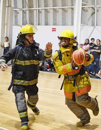 Basketball mit Feuerwehr-Ausrüstung in Veracruz, Mexiko August 22, 2019: EUM20190822SOC04.JPG .VERACRUZ, Ver. FirefighterBomberos-Basquetbol.- 22 de agosto de 2019. Con el traje y equipo bien puesto, Bomberos de Veracruz se enfrentaron a sus iguales de Boca del Rio, en el auditorio Benito Juarez. Es el segundo ano que se realiza este encuentro de basquetbol, donde los deportistas juegan con los 25 kilos que pesa el equipo contra incendios. Foto: Agencia EL UNIVERSALEELG Latin News: August 22, 2019 Copyright: xElxUniversalx