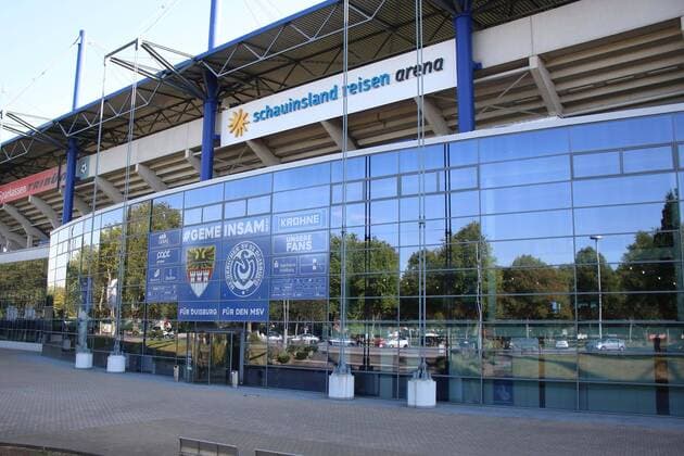 Fußball 3. Liga Erneuter Dachschaden beim MSV Duisburg am 23.08.2019 in der Schauinsland-Reisen-Arena in Duisburg Nach dem stürmischen Wind zum Wochenende 17. 18. August 2019 hat eine neuerliche Überprüfung der Lichtstegplatten in der Schauinsland-Reisen-Arena ergeben, dass die Verschraubung der Unterkonstruktion der noch nicht entfernten Lichtstegplatten eine mögliche Gefahr darstellt. Damit wird das für Samstag, 31. August 2019, angesetzte Heimspiel der Zebras gegen den SV Meppen vermutlich nicht statt finden können, teilte die Stadionprojektgesellschaft mit. DFB regulations prohibit any use of photographs as image sequences and or quasi-video.