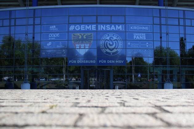 Fußball 3. Liga Erneuter Dachschaden beim MSV Duisburg am 23.08.2019 in der Schauinsland-Reisen-Arena in Duisburg Nach dem stürmischen Wind zum Wochenende 17. 18. August 2019 hat eine neuerliche Überprüfung der Lichtstegplatten in der Schauinsland-Reisen-Arena ergeben, dass die Verschraubung der Unterkonstruktion der noch nicht entfernten Lichtstegplatten eine mögliche Gefahr darstellt. Damit wird das für Samstag, 31. August 2019, angesetzte Heimspiel der Zebras gegen den SV Meppen vermutlich nicht statt finden können, teilte die Stadionprojektgesellschaft mit. DFB regulations prohibit any use of photographs as image sequences and or quasi-video.