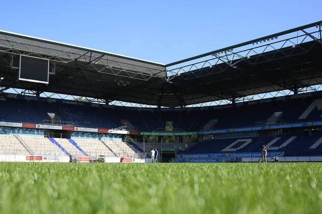 Fußball 3. Liga Erneuter Dachschaden beim MSV Duisburg am 23.08.2019 in der Schauinsland-Reisen-Arena in Duisburg Nach dem stürmischen Wind zum Wochenende 17. 18. August 2019 hat eine neuerliche Überprüfung der Lichtstegplatten in der Schauinsland-Reisen-Arena ergeben, dass die Verschraubung der Unterkonstruktion der noch nicht entfernten Lichtstegplatten eine mögliche Gefahr darstellt. Damit wird das für Samstag, 31. August 2019, angesetzte Heimspiel der Zebras gegen den SV Meppen vermutlich nicht statt finden können, teilte die Stadionprojektgesellschaft mit. DFB regulations prohibit any use of photographs as image sequences and or quasi-video.