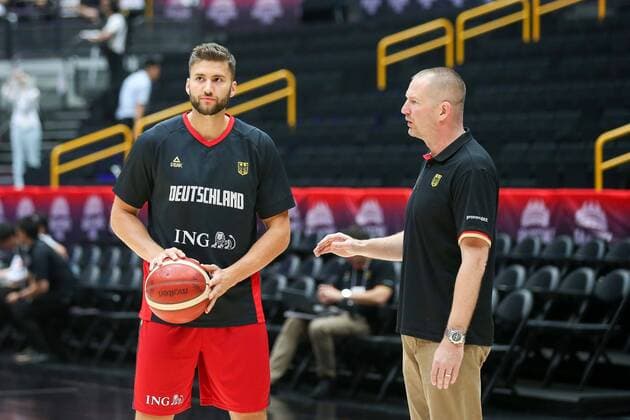 Basketball WM, Nationalteam Deutschland Training l-r: Maximilian Kleber 24 (Deutschland, Dallas Mavericks, NBA, Basketball Herren, USA und Bundestrainer Henrik Roedl (Deutschland), Deutschland vs. Tunesien, Basketball, Testspiel, FIBA World Cup 2019, 23.08.2019 Saitama Tokio Japan