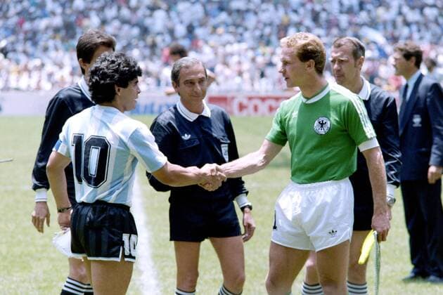 RUMMENIGGE Karl Heinz Kapitaen Team Deutschland mit MARADONA Diego bei der Seitenwahl mit Schiedsrichter ARPI FILHO Romualdo FIFA World Cup, WM, Weltmeisterschaft, Fussball 1986 in Mexico Finale Argentinien - Deutschland 3 : 2 am 29. 06.1986 im Azteca Stadion in Mexico Stadt *** RUMMENIGGE Karl Heinz Kapitaen Team Germany with MARADONA Diego in the side election with referee ARPI FILHO Romualdo FIFA World Cup 1986 in Mexico Final Argentina Germany 3 2 on 29 06 1986 at the Azteca Stadium in Mexico City 