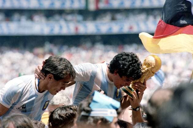 MARADONA Diego Kapitaen Team ARG mit WELTCUP Pokal bei der Siegerehrung mit Torschuetzen BURRUCHAGA Jorge Finale Argentinien - Deutschland 3 : 2 am 29. 06.1986 im Azteca Stadion in Mexico Stadt *** MARADONA Diego Kapitaen Team ARG with WELTCUP Cup at the award ceremony with goal scorers BURRUCHAGA Jorge Final Argentina Germany 3 2 on 29 06 1986 at the Azteca Stadium in Mexico City 