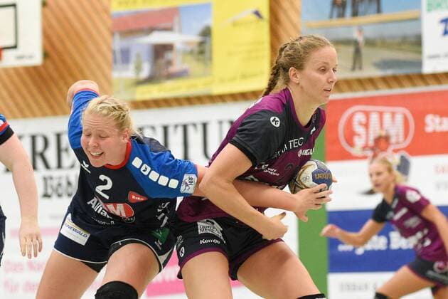 Cara Hartstock (TusSies Metzingen 23) gegen Stefanie Schoeneberg (SG H2Ku Herrenberg Kuties 2) TusSies Metzingen, Handball, HBF, Vorbereitung, 23.08.2019, Foto:TBaur Eibner SG H2Ku Herrenberg Kuties vs. TusSies Metzingen Herrenberg Copyright: xEIBNER TobiasxBaurx EP_TBR