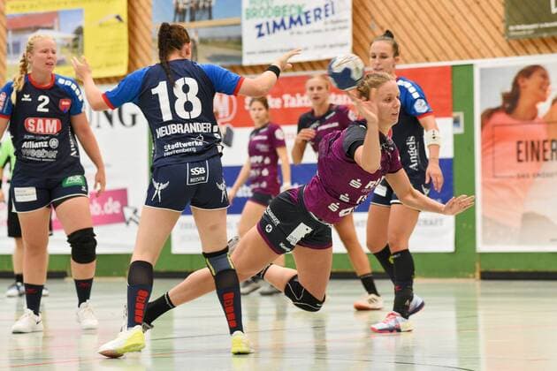 Cara Hartstock (TusSies Metzingen 23) gegen Lea Neubrander (SG H2Ku Herrenberg Kuties 18) TusSies Metzingen, Handball, HBF, Vorbereitung, 23.08.2019, Foto:TBaur Eibner SG H2Ku Herrenberg Kuties vs. TusSies Metzingen Herrenberg Copyright: xEIBNER TobiasxBaurx EP_TBR