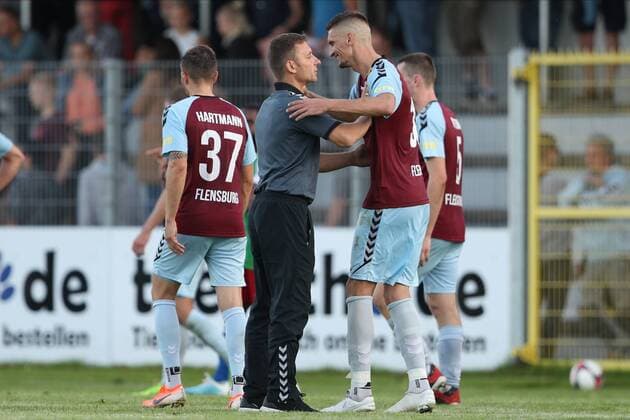 SC Weiche Flensburg 08 vs Hamburger SV II, Flensburg, 23.08.19 Daniel Jurgeleit (Trainer, SC Weiche Flensburg 08) mit Jovan Vidovic (Nr.30, SC Weiche Flensburg 08) Copyright: xBEAUTIFULxSPORTS MarioxM.xKobergx