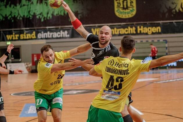 3. HBL Nord West, VFL Eintracht Hagen - HSG Bergische Panther, Hagen, 23.8.2019 Jens-Peter Reinarz (HSG Bergische Panther), Jan-Lars Gaubatz (Eintracht Hagen) & Damian Toromanovic (Eintracht Hagen), VFL Eintracht Hagen - HSG Bergische Panther am 23.8.2019 in der Krollmann Arena, Hagen Copyright: xBEAUTIFULxSPORTS MarcxJungex