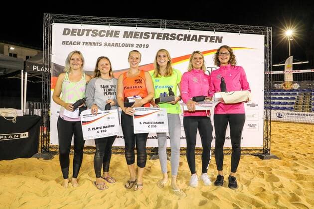 Christin MEYER und Laura JAEHNEL (Vize-Meister 2019), Deborah DOERING und Sophie SCHMIDT (Deutsche Meister 2019), Lisa-Marie BUERKLE und Sarah-Kristin FRICKE (3. Platz), Beach Tennis, Deutsche Meisterschaften und ITF Beach Tennis Saarlouis 2019, Kleiner Markt in Saarlouis, 23.08.2019,