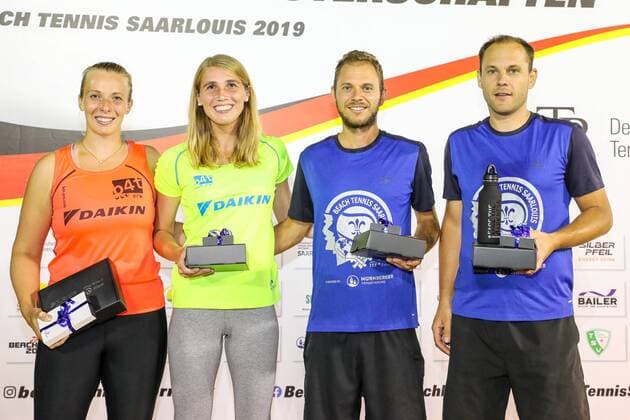 Sport Bilder des Tages Deutsche Meister 2019: Deborah DOERING und Sophie SCHMIDT (Damen), Manuel RINGLSTETTER und Benjamin RINGLSTETTER (Herren), Beach Tennis, Deutsche Meisterschaften und ITF Beach Tennis Saarlouis 2019, Kleiner Markt in Saarlouis, 23.08.2019,