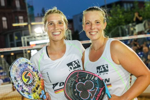 Deutsche Meisterinnen 2019: Sophie SCHMIDT und Deborah DOERING, Finale Damen, Beach Tennis, Deutsche Meisterschaften und ITF Beach Tennis Saarlouis 2019, Kleiner Markt in Saarlouis, 23.08.2019,