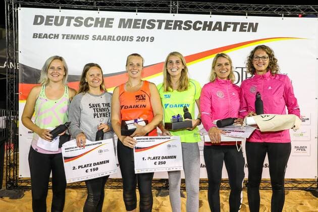 Christin MEYER und Laura JAEHNEL (Vize-Meister 2019), Deborah DOERING und Sophie SCHMIDT (Deutsche Meister 2019), Lisa-Marie BUERKLE und Sarah-Kristin FRICKE (3. Platz), Beach Tennis, Deutsche Meisterschaften und ITF Beach Tennis Saarlouis 2019, Kleiner Markt in Saarlouis, 23.08.2019,
