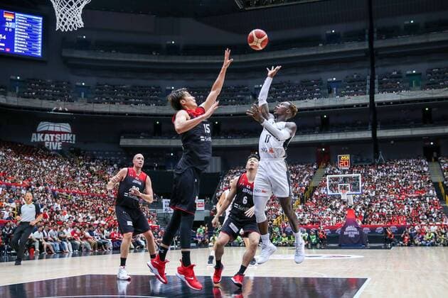 Bilder des Jahres 2019, Sport 08 August Sport Bilder des Tages l-r: im Zweikampf, Aktion, mit Joji Takeuchi 15 (Japan) und Dennis Schroeder 17 (Deutschland, Oklahoma City Thunder, NBA, Basketball Herren, USA , Japan vs. Deutschland, Basketball, Testspiel, FIBA World Cup 2019, 24.08.2019 Saitama Tokio Japan *** l r in duel, action, with Joji Takeuchi 15 Japan and Dennis Schroeder 17 Germany, Oklahoma City Thunder, NBA , Japan vs Germany, basketball, test match, FIBA World Cup 2019, 24 08 2019 Saitama Tokyo Japan Copyright: xkolbert-press MatthiasxStickelx