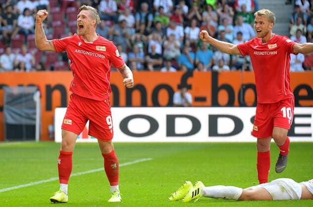 24.08.2019, xemx, Fussball 1.Bundesliga, FC Augsburg - 1. FC Union Berlin emspor, v.l. Sebastian Andersson (1. FC Union Berlin 10) celebrate the goal, Der Torjubel zum 1:1 (DFL DFB REGULATIONS PROHIBIT ANY USE OF PHOTOGRAPHS as IMAGE SEQUENCES and or QUASI-VIDEO) Augsburg *** 24 08 2019, xemx, Football 1 Bundesliga, FC Augsburg 1 FC Union Berlin emspor, v l Sebastian Andersson 1 FC Union Berlin 10 celebrate the goal, The goal celebration for the 1 1 DFL DFB REGULATIONS PROHIBIT ANY USE OF PHOTOGRAPHS as IMAGE SEQUENCES and or QUASI VIDEO Augsburg