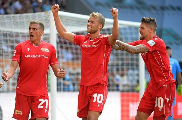 Sport Bilder des Tages 24.08.2019, xemx, Fussball 1.Bundesliga, FC Augsburg - 1. FC Union Berlin emspor, v.l. Sebastian Andersson (1. FC Union Berlin 10) celebrate the goal, Der Torjubel zum 1:1 (DFL DFB REGULATIONS PROHIBIT ANY USE OF PHOTOGRAPHS as IMAGE SEQUENCES and or QUASI-VIDEO) Augsburg *** 24 08 2019, xemx, Football 1 Bundesliga, FC Augsburg 1 FC Union Berlin emspor, v l Sebastian Andersson 1 FC Union Berlin 10 celebrate the goal, The goal celebration for the 1 1 DFL DFB REGULATIONS PROHIBIT ANY USE OF PHOTOGRAPHS as IMAGE SEQUENCES and or QUASI VIDEO Augsburg