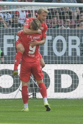 Torjubel von Sebastian Andersson (1.FC Union Berlin 10) mit dem Passgeber Sebastian Polter (1.FC Union Berlin 9), FC Augsburg - 1.FC Union Berlin, Bundesliga, 24.08.2019 DFL REGULATIONS PROHIBIT ANY USE OF PHOTOGRAPHS AS IMAGE SEQUENCES AND OR QUASI-VIDEO Augsburg Bayern Deutschland *** Cheered goal by Sebastian Andersson 1 FC Union Berlin 10 with passgeber Sebastian Polter 1 FC Union Berlin 9 , FC Augsburg 1 FC Union Berlin, Bundesliga, 24 08 2019 DFL REGULATIONS PROHIBIT ANY USE OF PHOTOGRAPHS AS IMAGE SEQUENCES AND OR QUASI VIDEO Augsburg Bayern Deutschland Copyright: xkolbert-press BurghardxSchreyerx