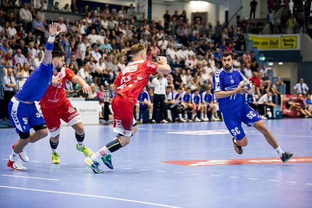 2. Handball-Bundesliga; VfL Gummersbach - TUSEM Essen; 24.08.2019 Tin Kontrec ( 9, VfL Gummersbach), Tim Zechel ( 96, TUSEM Essen), Janko Bozovic ( 77, VfL Gummersbach), 2. Handball-Bundesliga VfL Gummersbach - TUSEM Essen; Gummersbach, Schwalbe arena Copyright: xBEAUTIFULxSPORTS Wunderlx