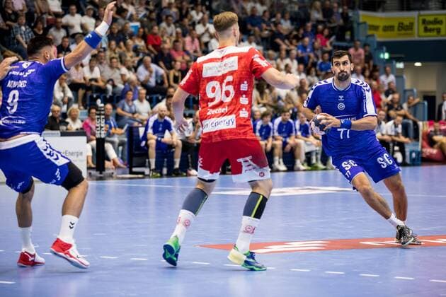 2. Handball-Bundesliga; VfL Gummersbach - TUSEM Essen; 24.08.2019 Tim Zechel ( 96, TUSEM Essen), Janko Bozovic ( 77, VfL Gummersbach), 2. Handball-Bundesliga VfL Gummersbach - TUSEM Essen; Gummersbach, Schwalbe arena Copyright: xBEAUTIFULxSPORTS Wunderlx