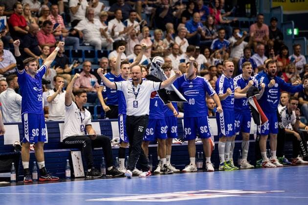 2. Handball-Bundesliga; VfL Gummersbach - TUSEM Essen; 24.08.2019 Jubel auf der Bank des VfL Gummersbach, 2. Handball-Bundesliga VfL Gummersbach - TUSEM Essen; Gummersbach, Schwalbe arena Copyright: xBEAUTIFULxSPORTS Wunderlx