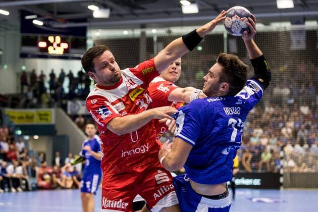 2. Handball-Bundesliga; VfL Gummersbach - TUSEM Essen; 24.08.2019 Felix Klinger ( 34, TUSEM Essen), Fynn Herzig ( 22, VfL Gummersbach), 2. Handball-Bundesliga VfL Gummersbach - TUSEM Essen; Gummersbach, Schwalbe arena Copyright: xBEAUTIFULxSPORTS Wunderlx