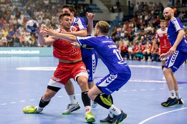 2. Handball-Bundesliga; VfL Gummersbach - TUSEM Essen; 24.08.2019 Dennis Szczesny ( 22, TUSEM Essen), Marvin Sommer ( 17, VfL Gummersbach), 2. Handball-Bundesliga VfL Gummersbach - TUSEM Essen; Gummersbach, Schwalbe arena Copyright: xBEAUTIFULxSPORTS Wunderlx