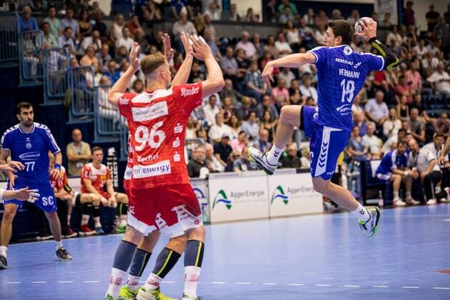 2. Handball-Bundesliga; VfL Gummersbach - TUSEM Essen; 24.08.2019 Tim Zechel ( 96, TUSEM Essen), Alexander Hermann ( 18, VfL Gummersbach), 2. Handball-Bundesliga VfL Gummersbach - TUSEM Essen; Gummersbach, Schwalbe arena Copyright: xBEAUTIFULxSPORTS Wunderlx