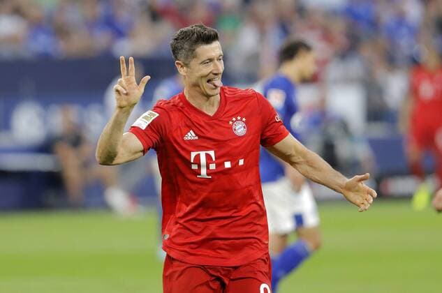 Schalke, Veltins-Arena, 24.08.19: Robert Lewandowski (FC Bayern München) schießt das Tor zum 0:3 und er erzielt in diesem einen Hattrick im Spiel der 1. Bundesliga zwischen FC Schalke 04 vs. FC Bayern München in der Saison 2019 2020. DFL regulations prohibit any use of photographs as image sequences and or quasi-video. *** Schalke, Veltins Arena, 24 08 19 Robert Lewandowski FC Bayern Munich scores the goal to 0 3 and he scores in this one hat trick in the game of the 1 Bundesliga between FC Schalke 04 vs FC Bayern Munich in the season 2019 2020 DFL regulations prohibit any use of photographs as image sequences and or quasi video