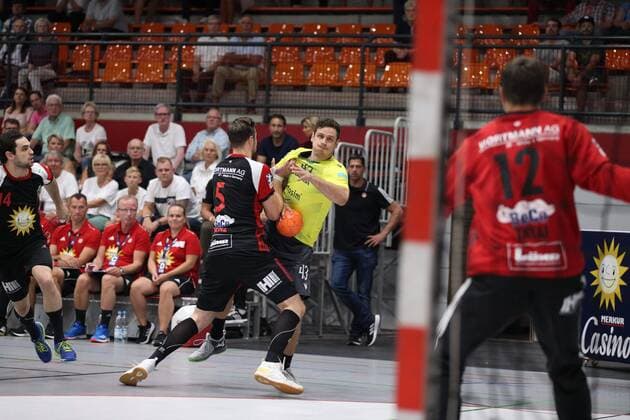 Benedikt Brielmeier (DJK Rimpar Woelfe 43) gegen Jo-Gerrit Genz (TuS N-Luebbecke 5)(vorne) GER, Handball, 2. Bundesliga, TuS N-Luebbecke gegen DJK Rimpar Woelfe, 24.08.2019 Luebbecke Copyright: xEIBNER JanxStrohdiekx EP_JSK