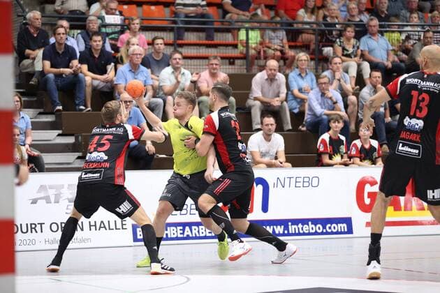 Steffen Kaufmann (DJK Rimpar Woelfe 18) gegen Jan-Eric Speckmann (TuS N-Luebbecke 45)(links) und Marian Orlowski (TuS N-Luebbecke 29)(rechts) GER, Handball, 2. Bundesliga, TuS N-Luebbecke gegen DJK Rimpar Woelfe, 24.08.2019 Luebbecke Copyright: xEIBNER JanxStrohdiekx EP_JSK