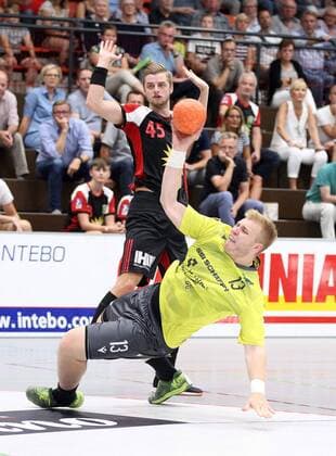 Patrick Gempp (DJK Rimpar Woelfe 13) vorbei an Jan-Eric Speckmann (TuS N-Luebbecke 45)(hinten) GER, Handball, 2. Bundesliga, TuS N-Luebbecke gegen DJK Rimpar Woelfe, 24.08.2019 Luebbecke Copyright: xEIBNER JanxStrohdiekx EP_JSK