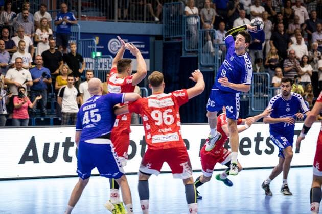 2. Handball-Bundesliga; VfL Gummersbach - TUSEM Essen; 24.08.2019 Alexander Becker ( 45, VfL Gummersbach), Tim Zechel ( 96, TUSEM Essen), Alexander Hermann ( 18, VfL Gummersbach), 2. Handball-Bundesliga VfL Gummersbach - TUSEM Essen; Gummersbach, Schwalbe arena Copyright: xBEAUTIFULxSPORTS Wunderlx
