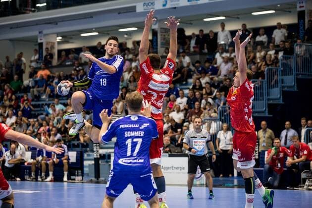 2. Handball-Bundesliga; VfL Gummersbach - TUSEM Essen; 24.08.2019 Alexander Hermann ( 18, VfL Gummersbach), Marvin Sommer ( 17, VfL Gummersbach), Dennis Szczesny ( 22, TUSEM Essen), 2. Handball-Bundesliga VfL Gummersbach - TUSEM Essen; Gummersbach, Schwalbe arena Copyright: xBEAUTIFULxSPORTS Wunderlx