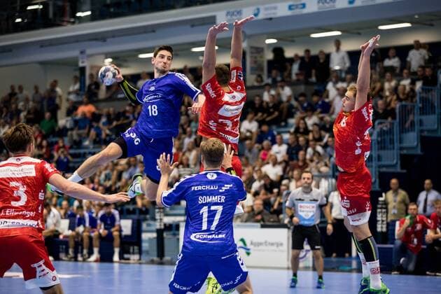 2. Handball-Bundesliga; VfL Gummersbach - TUSEM Essen; 24.08.2019 Alexander Hermann ( 18, VfL Gummersbach), Marvin Sommer ( 17, VfL Gummersbach), Dennis Szczesny ( 22, TUSEM Essen), 2. Handball-Bundesliga VfL Gummersbach - TUSEM Essen; Gummersbach, Schwalbe arena Copyright: xBEAUTIFULxSPORTS Wunderlx