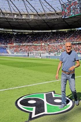 Aus 2. BL. Saison 2019 20 Hannover 96 (Rot Schwarz) gegen SpVgg Greuther Fürth 1:1 am 24.08.2019. Im Foto: Han96 Präsident Martin Kind vorm Spiel kommend vom sky Interview