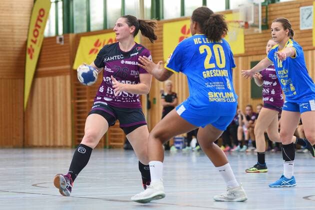 Svenja Huebner (TusSies Metzingen 26) gegen Sharleen Greschner (HC Leipzig 20) DHB, Handbal, Frauen, Vorbereitung , Turnier , Lotto-Cup, Ludwigsburg, 24.08.2019, Foto:TBaur Eibner 28. Internationales Damen Handballturnier Lotto-Cup Ludwigsburg Copyright: xEIBNER TobiasxBaurx EP_TBR