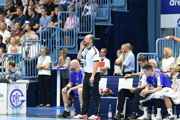 Torge Greve (Trainer VfL Gummersbach) ruft Anweisungen auf das Spielfeld, VfL Gummersbach - TuSEM Essen, Handball, Maenner, 2. Liga, Liqui Moly Handball Bundesliga, 1. Spieltag, 28.08.2019, - VfL Gummersbach - TuSEM Essen, , Handball, Liqui Moly 2. Handball Bundesliga, Maenner, Soielzeit 2019 20 Gummersbach Copyright: xEIBNER JuergenxAugstx EP_JOGI