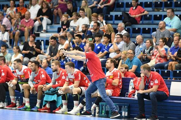 Jaron Siewert (Trainer TuSEM Essen) gestikuliert am Spielfeldrand, VfL Gummersbach - TuSEM Essen, Handball, Maenner, 2. Liga, Liqui Moly Handball Bundesliga, 1. Spieltag, 28.08.2019, - VfL Gummersbach - TuSEM Essen, , Handball, Liqui Moly 2. Handball Bundesliga, Maenner, Soielzeit 2019 20 Gummersbach Copyright: xEIBNER JuergenxAugstx EP_JOGI