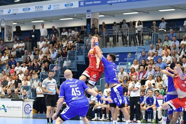 25 Justin Müller ( 25 TuSEM Essen) bekommt die Hand von 9 Tin Kontrec ( 9 VfL Gummersbach) ins Gesicht, , VfL Gummersbach - TuSEM Essen, Handball, Maenner, 2. Liga, Liqui Moly Handball Bundesliga, 1. Spieltag, 28.08.2019, - VfL Gummersbach - TuSEM Essen, , Handball, Liqui Moly 2. Handball Bundesliga, Maenner, Soielzeit 2019 20 Gummersbach Copyright: xEIBNER JuergenxAugstx EP_JOGI