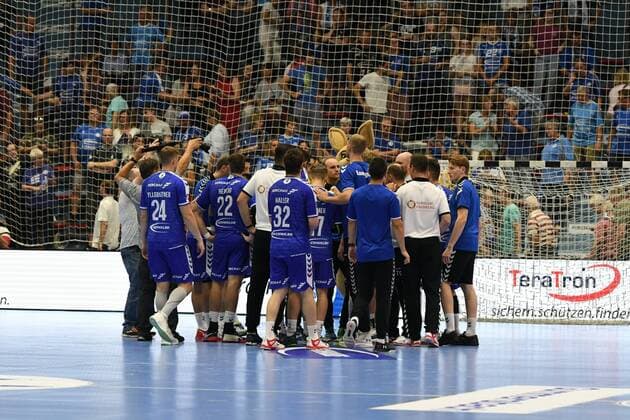Schlussrunde nach dem verschenkten Sieg des VfL Gummersbach, VfL Gummersbach - TuSEM Essen, Handball, Maenner, 2. Liga, Liqui Moly Handball Bundesliga, 1. Spieltag, 28.08.2019, - VfL Gummersbach - TuSEM Essen, , Handball, Liqui Moly 2. Handball Bundesliga, Maenner, Soielzeit 2019 20 Gummersbach Copyright: xEIBNER JuergenxAugstx EP_JOGI