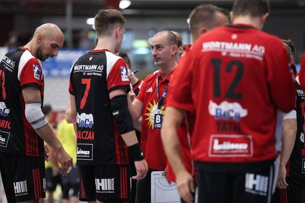 Emir Kurtagic (Trainer TuS N-Luebbecke)(rechts) spricht mit Patryk Walczak (TuS N-Luebbecke 7)(links) GER, Handball, 2. Bundesliga, TuS N-Luebbecke gegen DJK Rimpar Woelfe, 24.08.2019 Luebbecke Copyright: xEIBNER JanxStrohdiekx EP_JSK