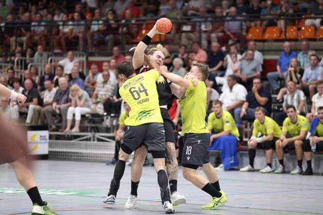 Valentin Spohn (TuS N-Luebbecke 23) gegen Benjamin Herth (DJK Rimpar Woelfe 64)(links) und Steffen Kaufmann (DJK Rimpar Woelfe 18)(rechts) GER, Handball, 2. Bundesliga, TuS N-Luebbecke gegen DJK Rimpar Woelfe, 24.08.2019 Luebbecke Copyright: xEIBNER JanxStrohdiekx EP_JSK
