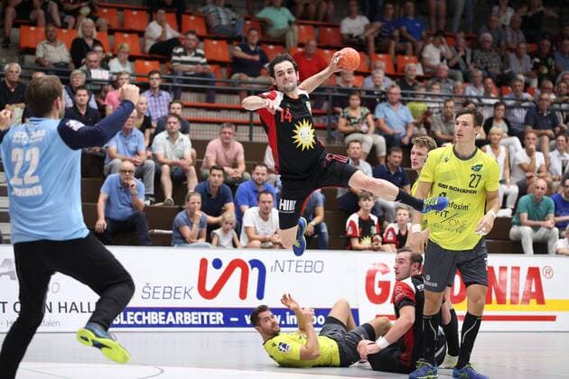 Peter Strosack (TuS N-Luebbecke 14) vorbei an Philipp Meyer (DJK Rimpar Woelfe 27)(rechts) gegen Max Brustmann (DJK Rimpar Woelfe 22)(links) GER, Handball, 2. Bundesliga, TuS N-Luebbecke gegen DJK Rimpar Woelfe, 24.08.2019 Luebbecke Copyright: xEIBNER JanxStrohdiekx EP_JSK
