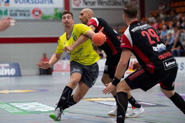 Lübbecke, Deutschland 24.08.2019: 2. Handball-Bundesliga - 2019 2020 - TuS-N-Lübbecke vs. DJK Rimpar Wölfe (L-M) Lukas Böhm (Rimpar), Marko Bagaric (Lübbecke) Lübbecke Nordrhein-Westfalen Deutschland Merkur Arena