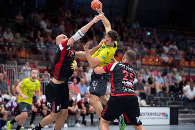 Lübbecke, Deutschland 24.08.2019: 2. Handball-Bundesliga - 2019 2020 - TuS-N-Lübbecke vs. DJK Rimpar Wölfe (L-R) Marko Bagaric (Lübbecke), Benedikt Brielmeier (Rimpar), Moritz Schade (Lübbecke) Lübbecke Nordrhein-Westfalen Deutschland Merkur Arena