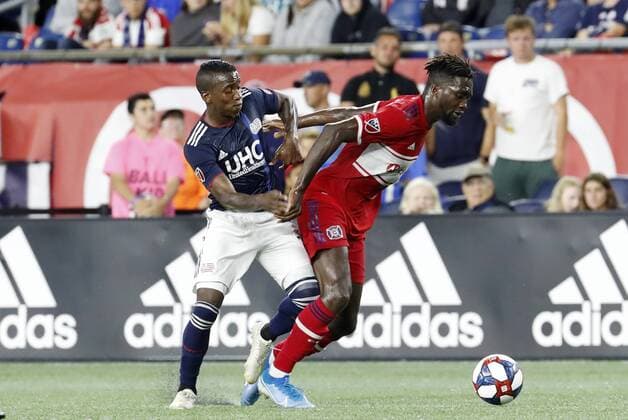 FOXBOROUGH, MA - AUGUST 24: Chicago Fire forward CJ Sapong (9) fends off New England Revolution midfielder Luis Caicedo (27) during a match between the New England Revolution and the Chicago Fire on August 24, 2019, at Gillette Stadium in Foxborough, Massachusetts. (Photo by Fred Kfoury III Icon Sportswire) SOCCER: AUG 24 MLS, Fussball Herren, USA - Chicago Fire at New England Revolution Icon482190824022