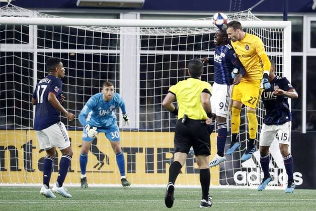 FOXBOROUGH, MA - AUGUST 24: Chicago Fire goalkeeper Kenneth Kronholm (24) tries to head a cross in late thwarted by New England Revolution forward Juan Fernando Caicedo (9) during a match between the New England Revolution and the Chicago Fire on August 24, 2019, at Gillette Stadium in Foxborough, Massachusetts. (Photo by Fred Kfoury III Icon Sportswire) SOCCER: AUG 24 MLS, Fussball Herren, USA - Chicago Fire at New England Revolution Icon482190824035